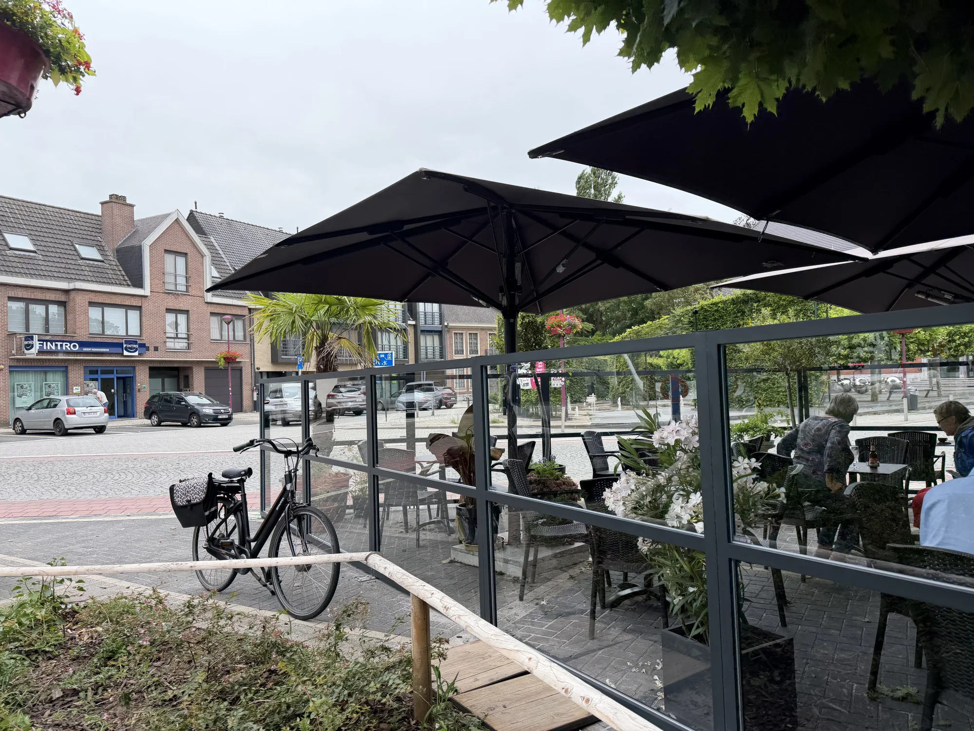 Glaswanden bij een terras na professionele reiniging – realisatie 1