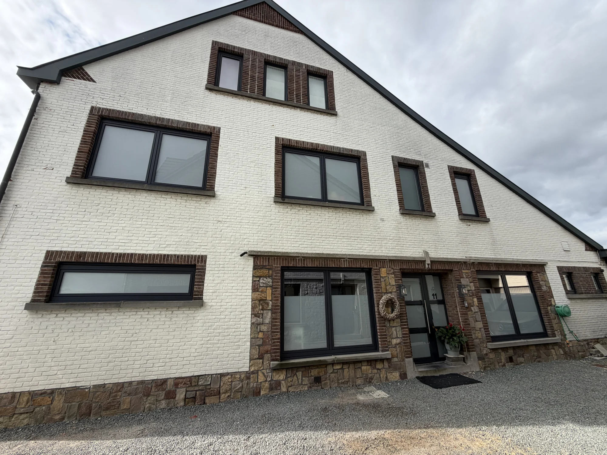 Gevel en ramen na professionele reiniging – realisatie 1