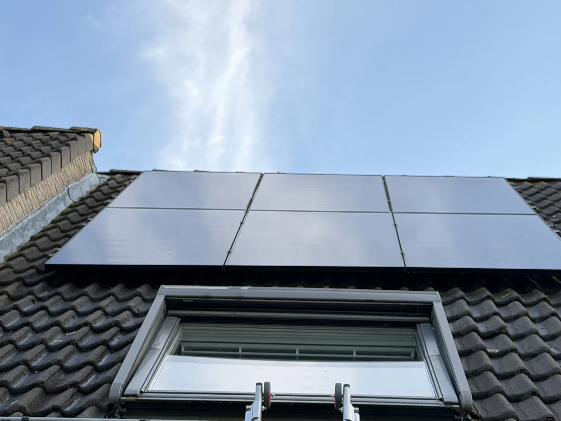 Helder gereinigde zonnepanelen op een woning